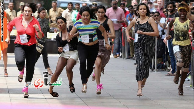 بالصور..  بمناسبة اليوم العالمي للمرأة مسابقة للجري بالكعوب العالية في الهند